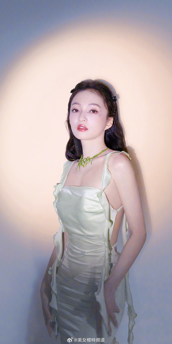 张韶涵缎面吊带裙