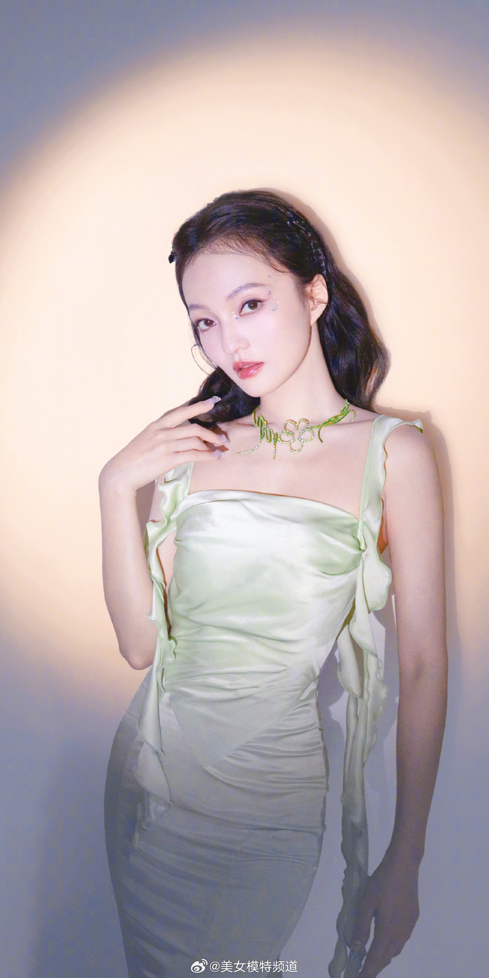 张韶涵缎面吊带裙