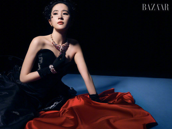 刘亦菲芭莎封面大片,黑红抹胸裙,礼服帽造型,气质好绝!