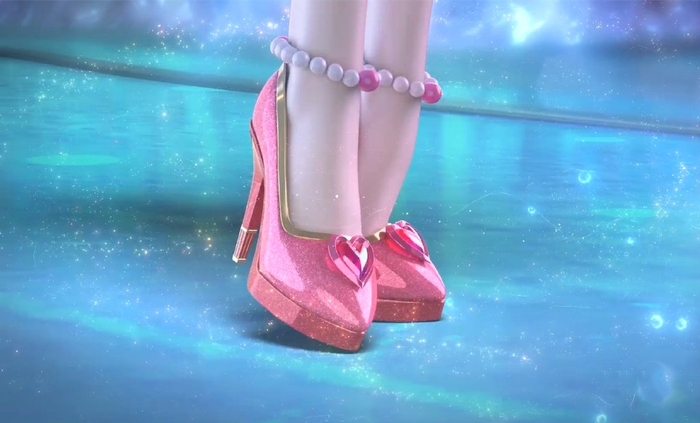 白光莹:精致蝴蝶翼凉鞋