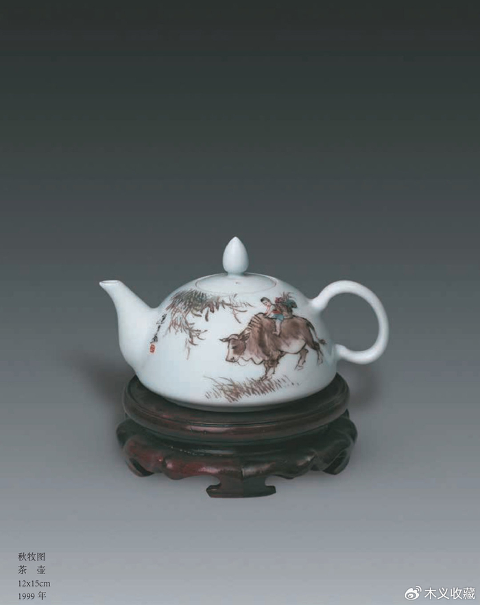 纵观钟莲生的作品,他不仅善于在瓷板画上进行他的创造,他还善于在器皿