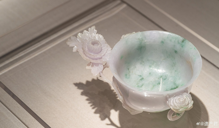 旅顺博物馆收藏的清代菊花双耳翡翠碗