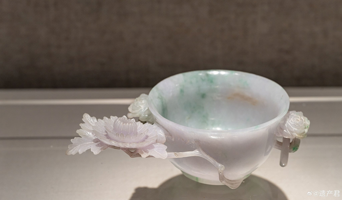 旅顺博物馆收藏的清代菊花双耳翡翠碗
