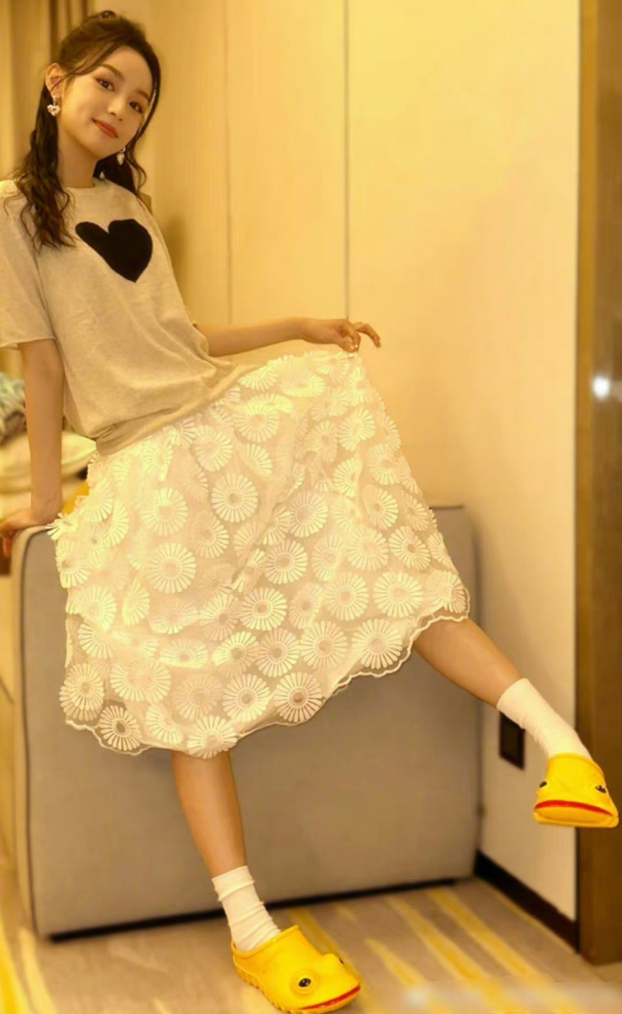 67@周也yeah 直播间的那双可爱的大嘴拖鞋再次