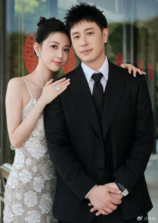 潘玮柏婚后一直都很低调,结婚三年,夫妻俩除了偶尔分享一些互拍视角照