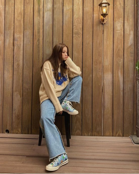 欧阳娜娜穿白色棉服十分"有范"!搭配卫裤和运动鞋,保暖又耐看