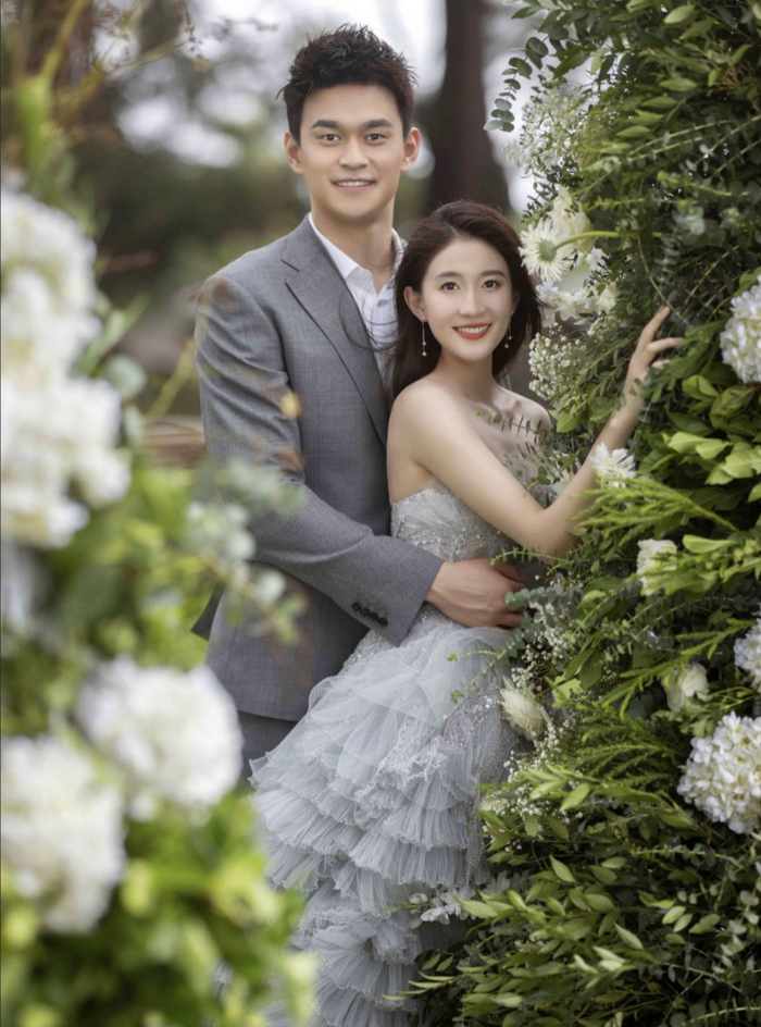 孙杨晒婚纱照秀幸福!张豆豆锁骨直角肩吸睛,夫妻俩海边甜蜜相拥