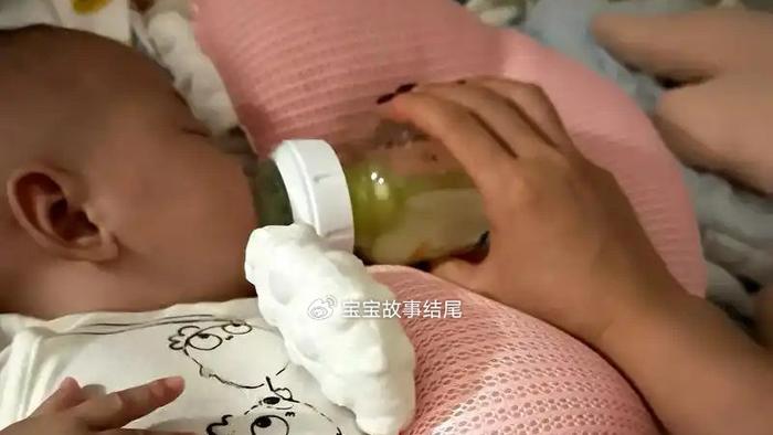 “坐喂”和“躺喂”有何区别？对宝宝影响不同，要得到重视