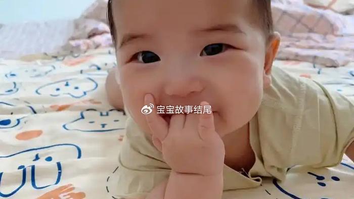 宝宝出生就在吃手？是饿了吗？这样表现求之不得