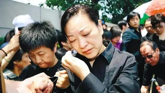 原来他是罗京的儿子，14岁时扛起小家，母亲再嫁时只提了一个要求