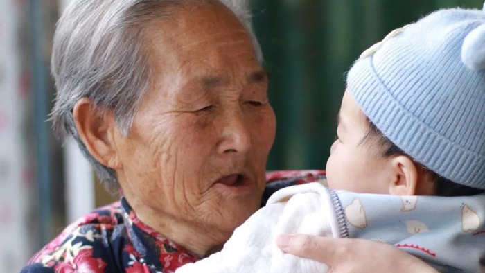 老人“参与带娃”和“从不参与”，有什么区别？对娃影响不同