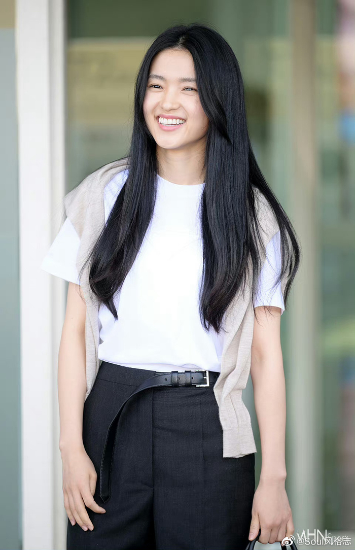 金泰梨 出境新闻图 白t搭配黑色长裤 干净简约 极简大气