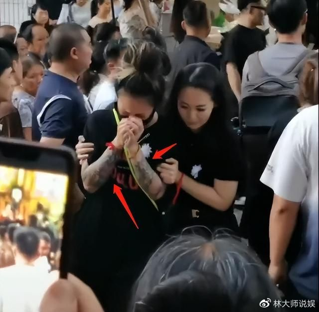 张恒远葬礼风波不断!因土葬引争议,毕夏露纹身花臂和脏辫遭网暴|张恒远|毕夏|土葬_新浪新闻