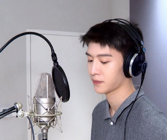 范丞丞半镜剧照新鲜出炉眼神好有戏氛围感一整个拉满