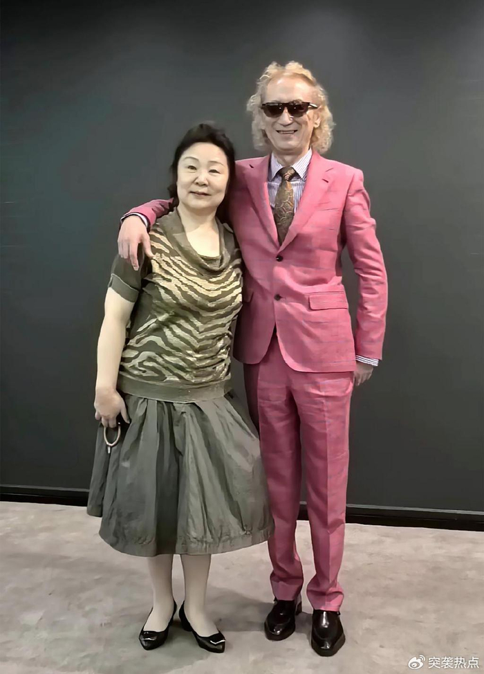 著名音乐人狼戈现身西安 《苹果香》影视剧新闻发布会引关注|第十一届丝绸之路国际电影节|牛军|西安市|新疆|书法家_新浪新闻