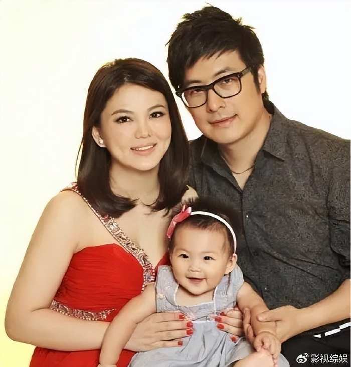 李湘官宣提前退休,与王岳伦离婚后淡出娱乐圈,忙带孩子照顾父母