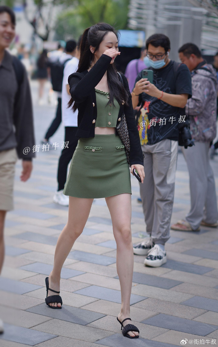 美女穿着法式的一字带高跟鞋出街