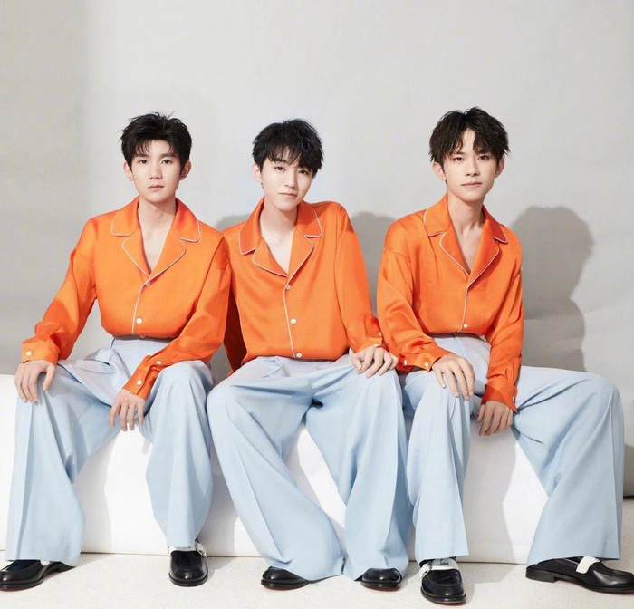 tfboys发布组合形象宣传片《十年》,正式出道;10月,发行首张ep《heart