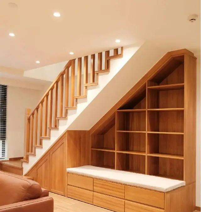 如上图,楼梯下的小空间,装扮成孩子的童趣天地,墙面彩色涂刷,铺上温暖