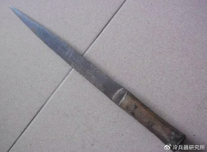 《水浒》里,林冲有枪矛为何还用其他兵器?这里面有混江湖的诀窍|水浒传|尖刀|短刀|腰刀|首级_新浪新闻