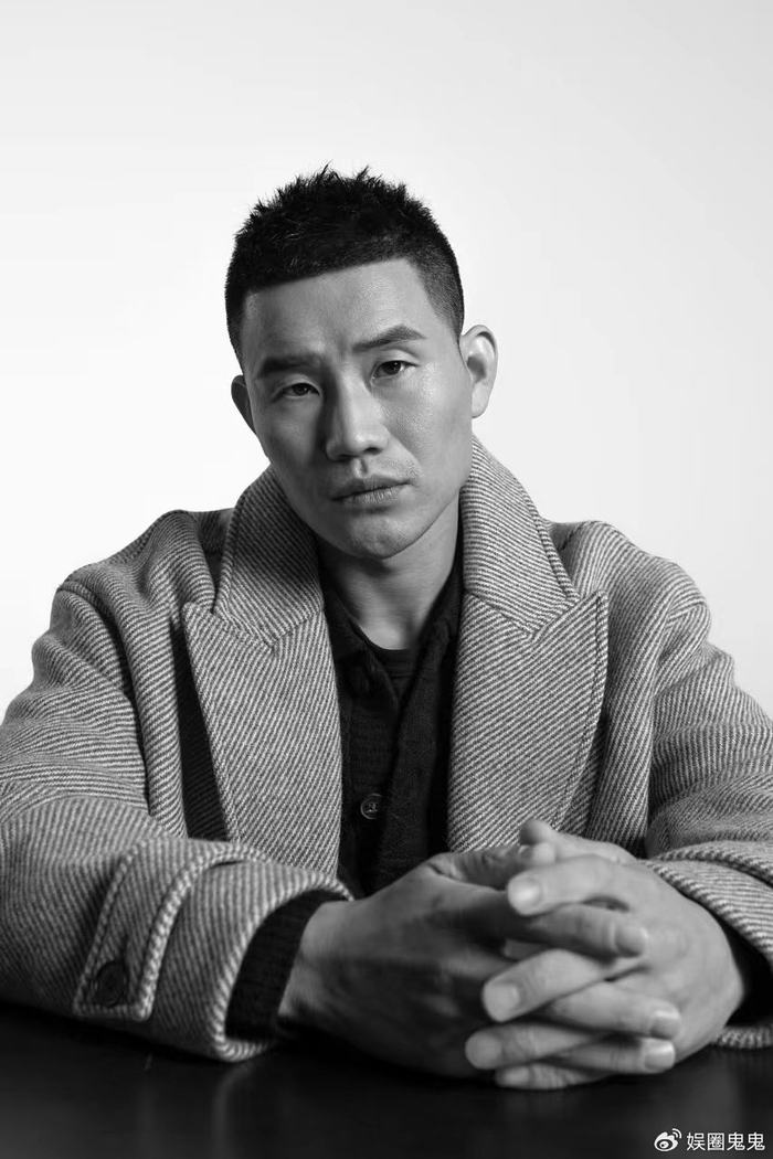 嘎子哥谢孟伟释出新写真 指间演绎黑白映画尽显成熟魅力|谢孟伟|嘎子