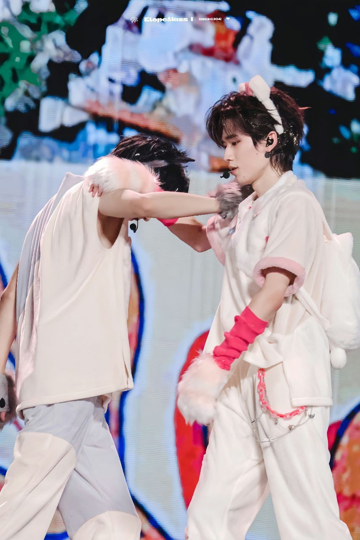 宋亚轩刘耀文家人一起吃饭聚餐啦