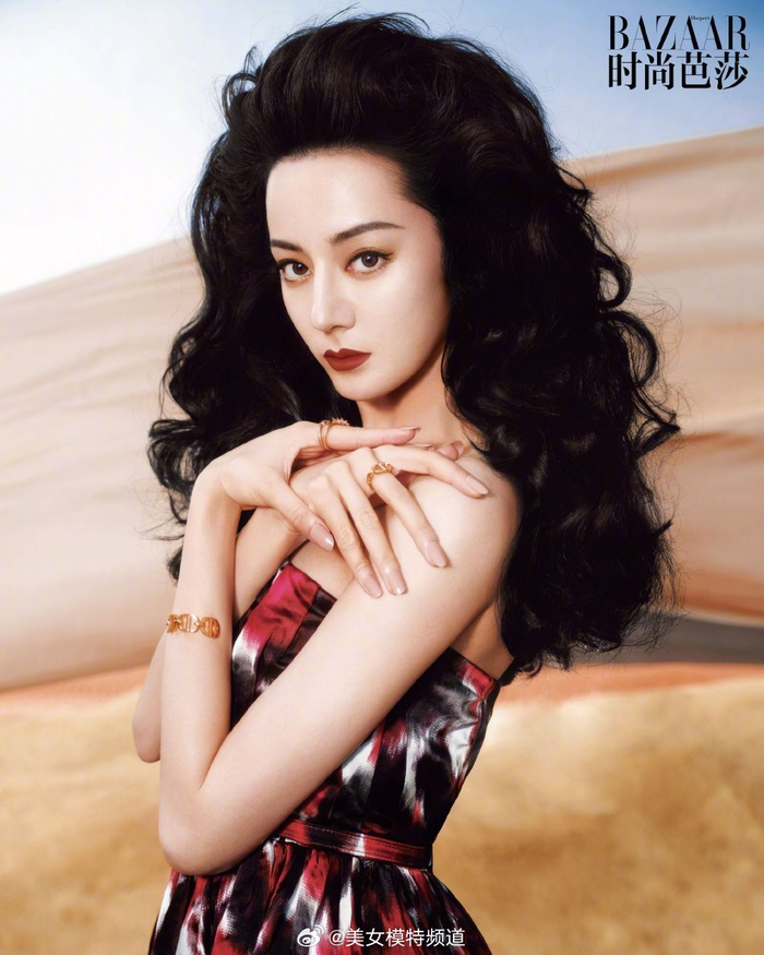 迪丽热巴最新杂志大片雀斑妆粗长麻花辫盘头造型引热议