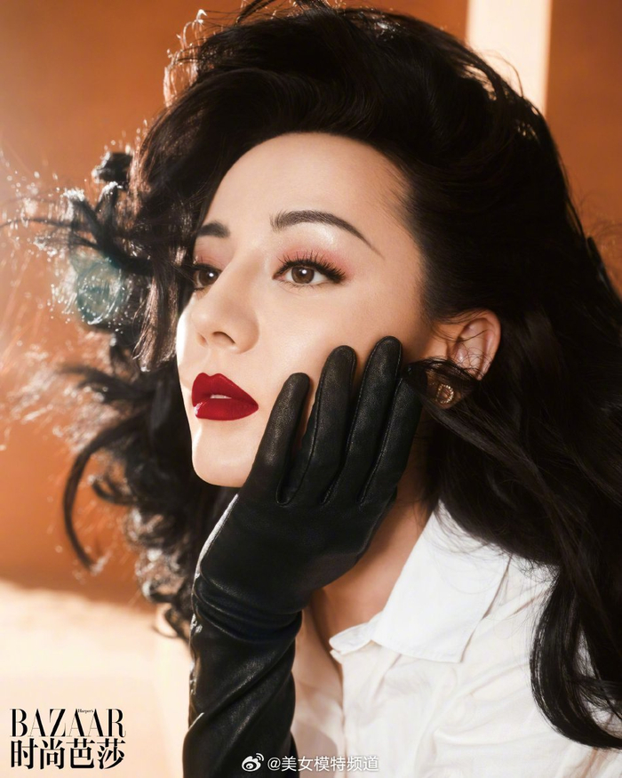 迪丽热巴最新杂志大片雀斑妆粗长麻花辫盘头造型引热议