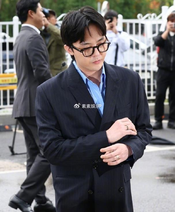 权志龙被曝吸毒后首现身,在警察厅前面带笑容,自信接受采访