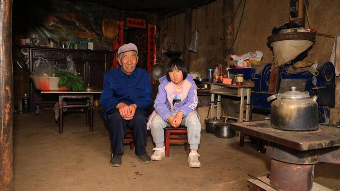 爸爸在外打工，女童留守照顾残疾爷爷，爷爷发病时经常挨打不敢喊
