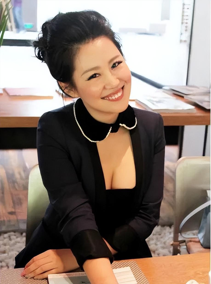 40岁富婆嫁初恋晒爱马仕浮云图走红网红变百亿投资人