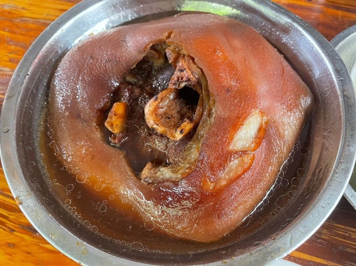 牛佛烘肘,乃四川自贡之地的一道璀璨美食明珠.