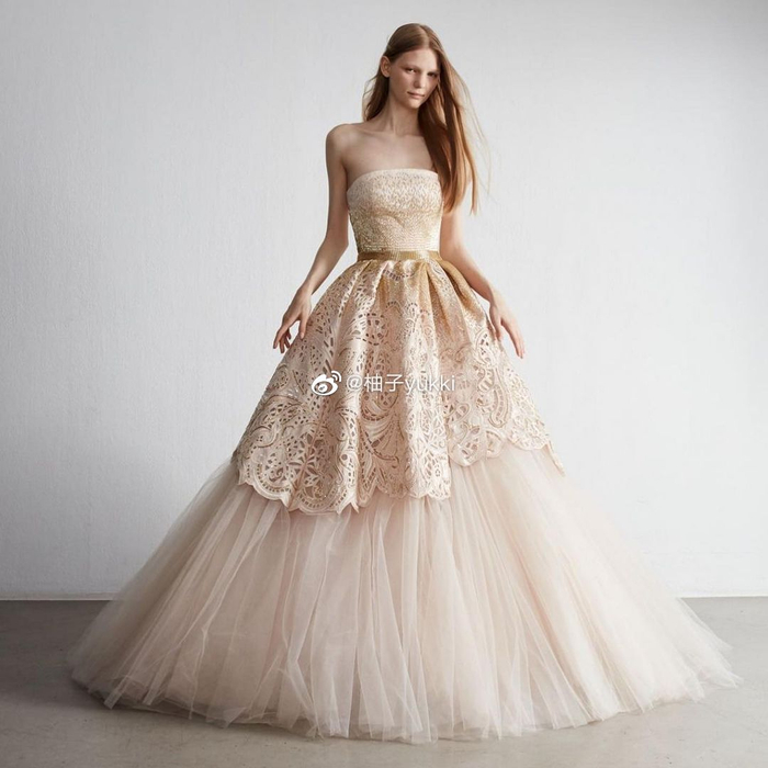 宫廷风的婚纱质感有一些硬的欧根纱材质