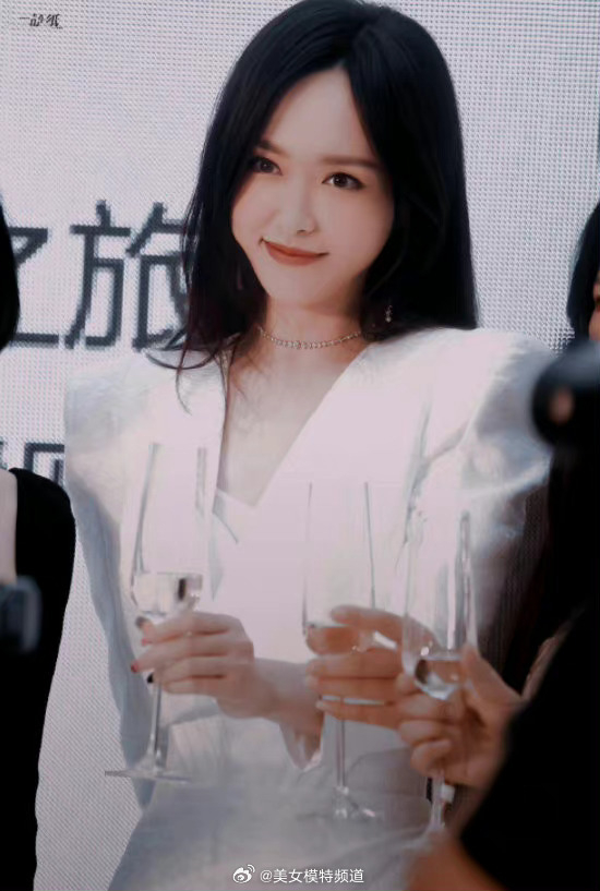 唐嫣身穿白裙腰臀比例优越挥手比心甜御十足