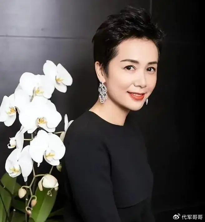 演员蒋雯丽:一家三姐妹,姐姐比她还美,给马思纯1.2亿当嫁妆
