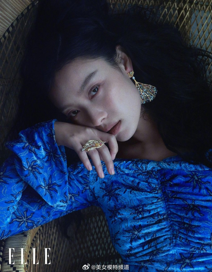 倪妮海藻卷发大片释出好随性着短裙秀长腿慵懒氛围感满满