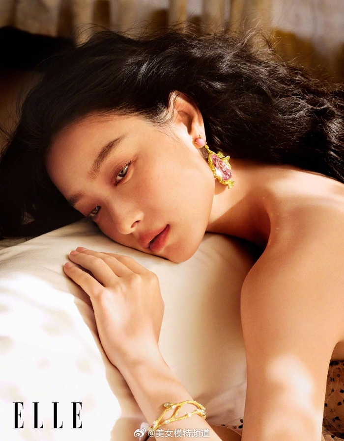 倪妮海藻卷发大片释出好随性着短裙秀长腿慵懒氛围感满满