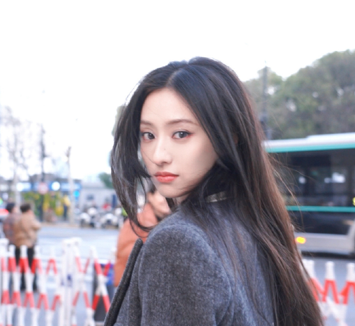 哇,被胡连馨的猫眼妆惊艳到了!|胡连馨_新浪新闻