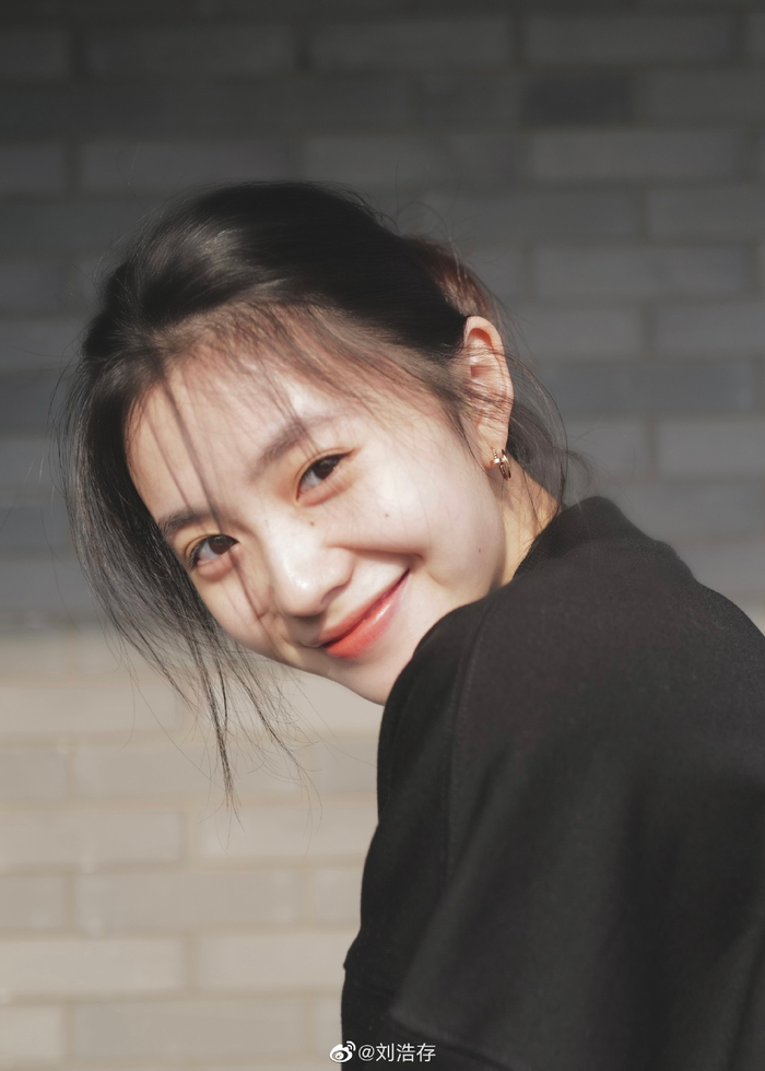 刘浩存怼脸四宫格随拍浩存妹妹的笑容真的可以治愈一切哇