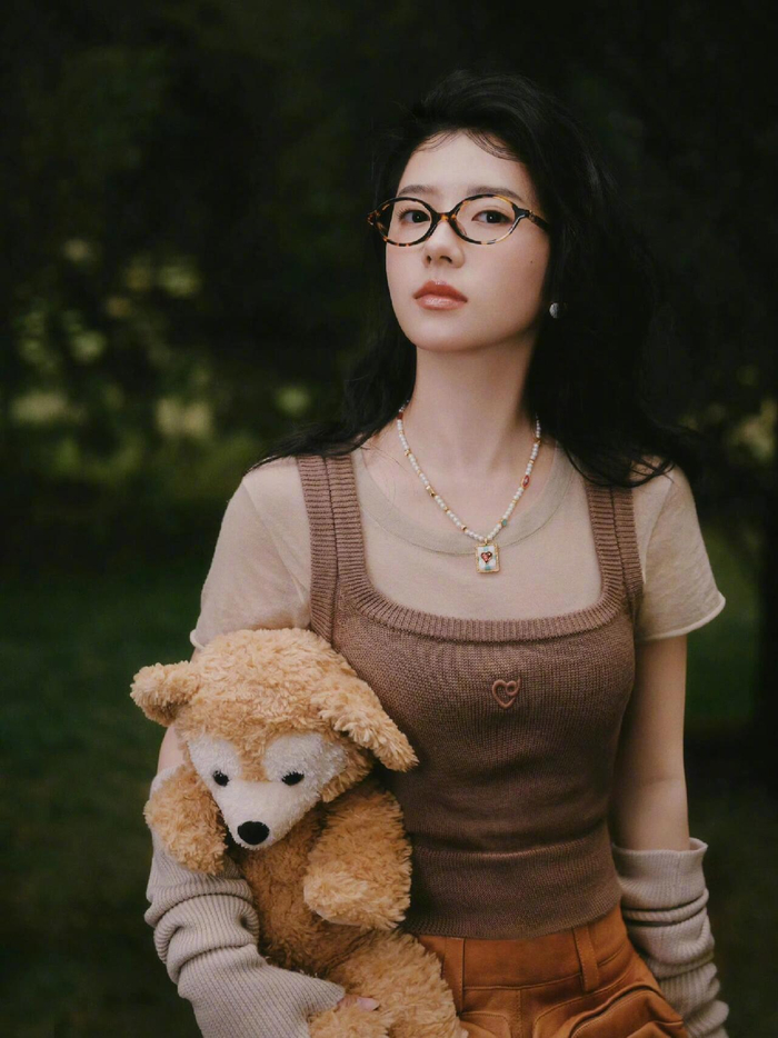 何蓝逗ll森林复古9898 漂亮的何蓝逗这一身miu miu套装和森林精灵