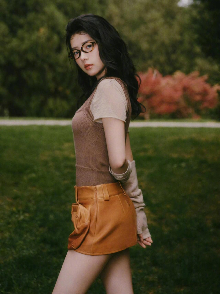 何蓝逗ll森林复古9898 漂亮的何蓝逗这一身miu miu套装和森林精灵