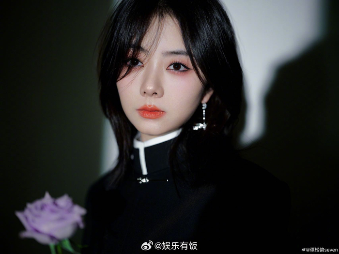 周六下午有@谭松韵seven 的新图了!尝试全包眼线搭配新中式黑裙