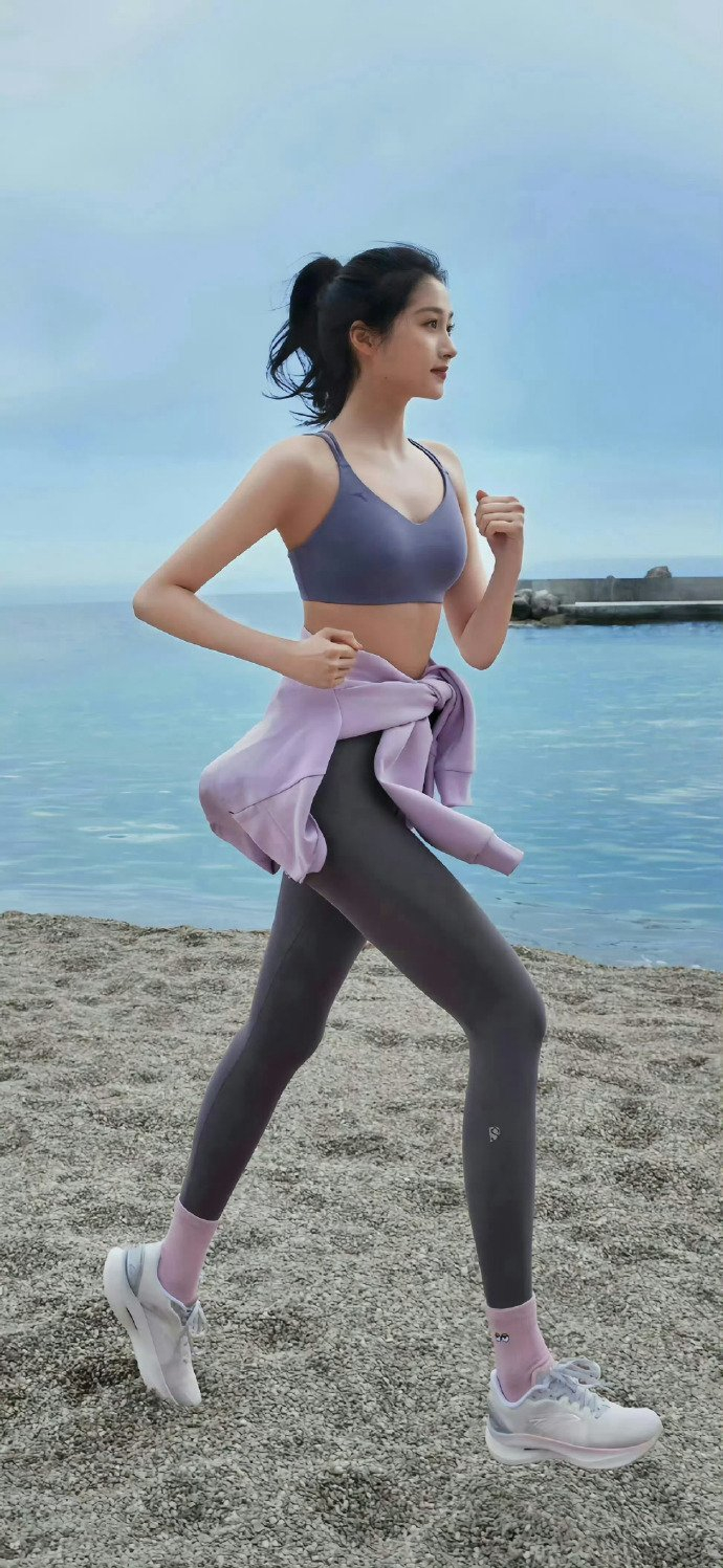 关晓彤代言瑜伽服身材太完美了