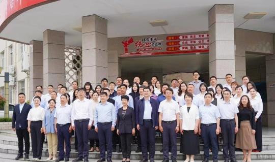 安康中学教育集团初中部揭牌仪式在安康中学西校区举行