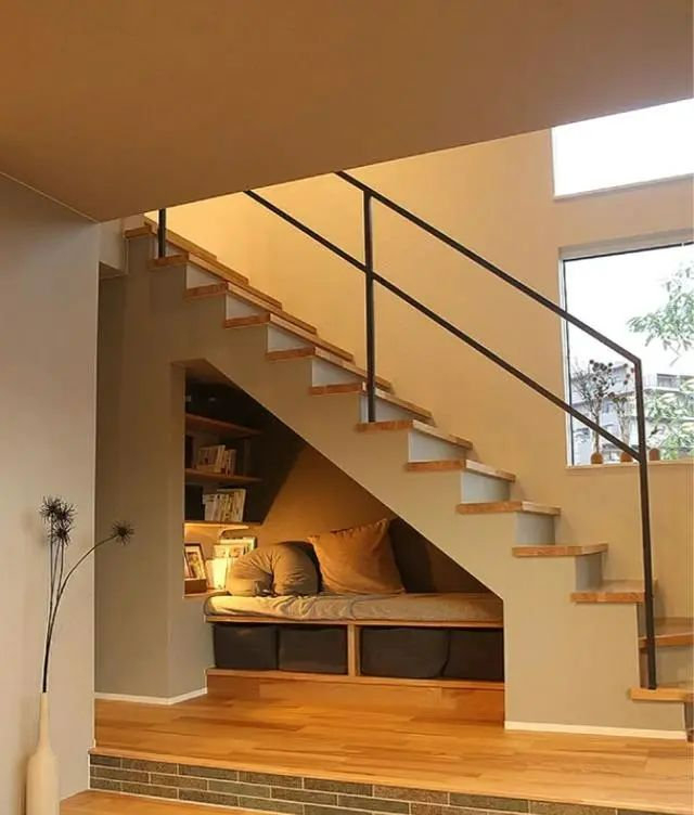 如上图,在楼梯下面设计一个卡座,放上一块垫子,一个安静的休闲空间就