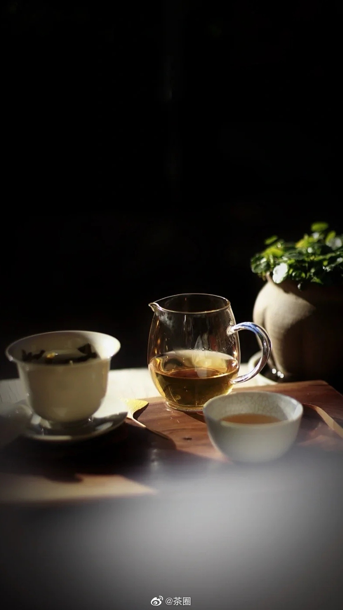 一壶茶，带着岁月的暖香，因为时光的珍存，才有着无量的茶味……