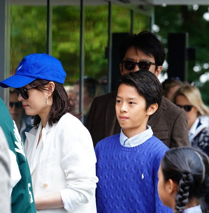 邓超孙俪带等等小花去看温网决赛了,一家四口好幸福啊