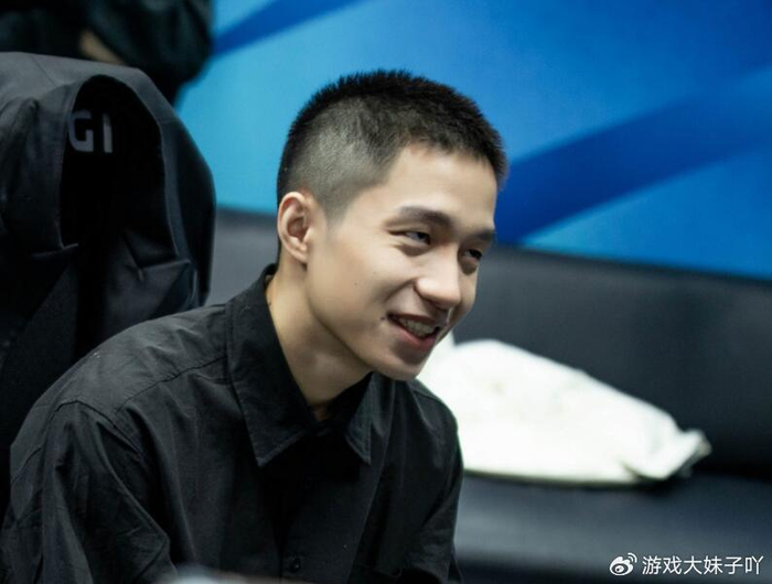 厂长剃光头上场bp,痞帅风格让女粉丝尖叫|厂长|剃光头|从头再来_新浪