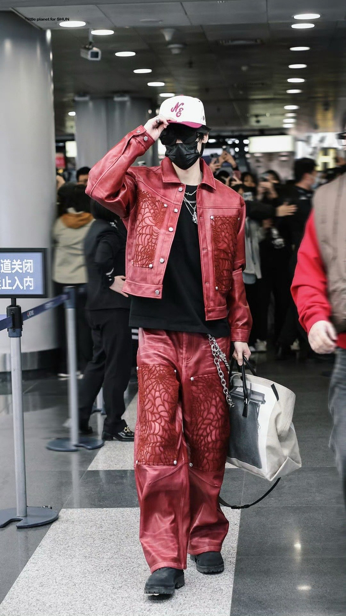 张峻豪机场出发look,火红的潮酷男孩 图片来源:见logo