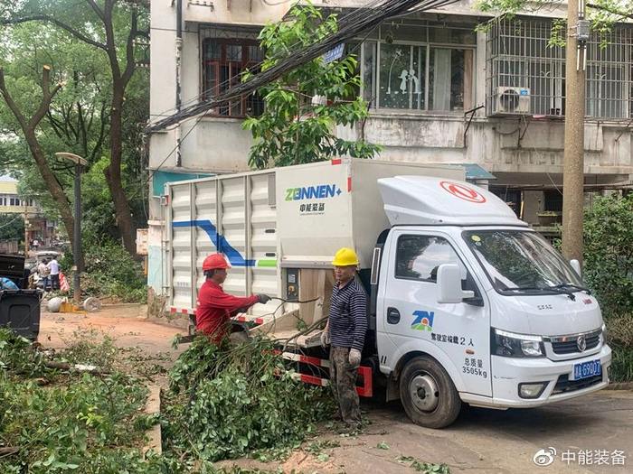 小区绿化树枝别乱扔,利用树木粉碎车做粉碎处理再利用